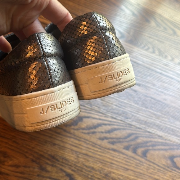 J Slides silver metallic snakeskin texture leather slip on sneakers. Size 8.5. - Picture 4 of 7